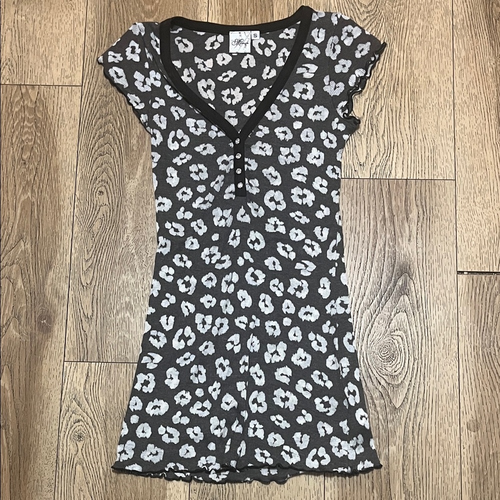 Leopard Print Short Sleeve V-Neck Blouse in Black and White